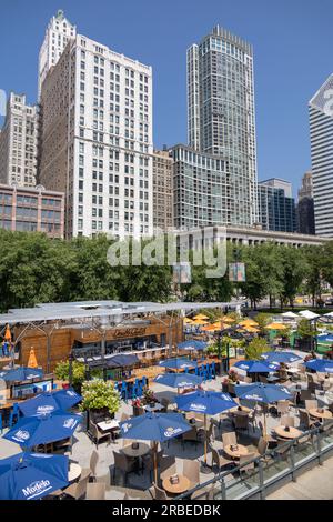 Restaurant Outdoor Patio McCormick Tribune Plaza im Millennium Park Chicago USA Skyscraper Hintergrund an der Michigan Avenue Chicago Stockfoto