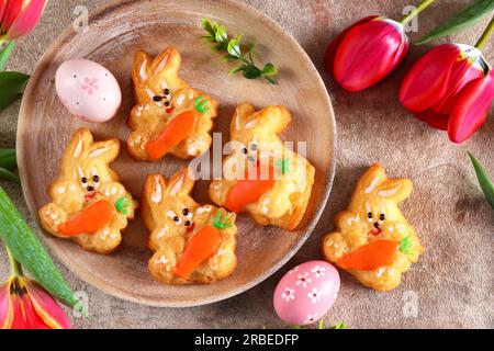 osterbrötchen in Form eines Kaninchens auf einem Teller Stockfoto