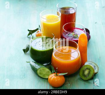 Auswahl an Säften aus frischen Gemüse-Smoothies Stockfoto