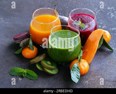 Auswahl an Säften aus frischen Gemüse-Smoothies Stockfoto