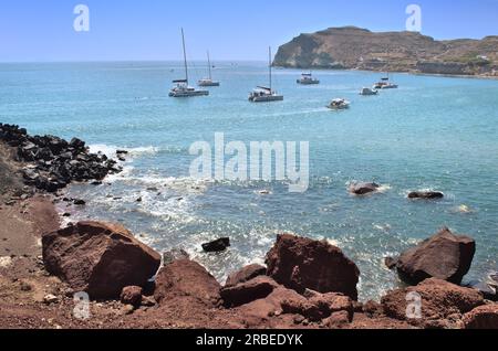 Yachten in der Lagune nahe der Küste des Roten Strandes auf Santorini, Griechenland. Stockfoto