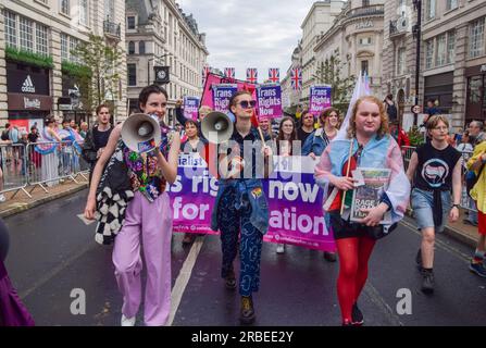 London, Großbritannien. 08. Juli 2023. Demonstranten singen während der Demonstration im Piccadilly Circus durch Megaphone. Tausende von Menschen marschierten während Trans Pride 2023 durch das Zentrum Londons. Kredit: SOPA Images Limited/Alamy Live News Stockfoto