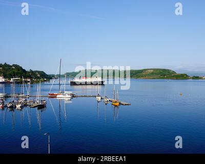 Am frühen Morgen, CalMac Fähre Isle of Mull, Abfahrt von Oban Bay, vorbei an der Isle of Kerrera, an einem sonnigen Sommertag, Argyll und Bute, Schottland, UK. Stockfoto