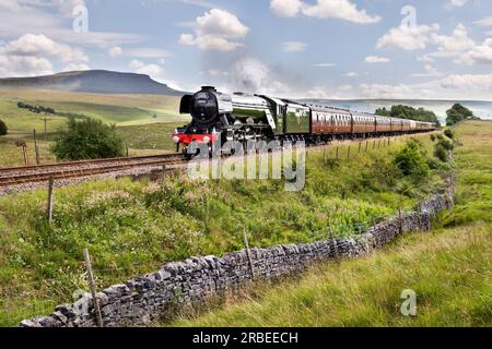 Settle-Carlisle Eisenbahnstrecke, North Yorkshire, Großbritannien. 9. Juli 2023 Der fliegende Schotte mit dem Waverley (York-Carlisle) Special. Hier an der Settle-Carlisle-Bahnlinie in Selside in der Nähe von Horton-in-Ribblesdale im Yorkshire Dales National Park. Die Spitze von Pen-y-gent ist im Hintergrund zu sehen. Dies ist einer der hundertjährigen Fliegenden Schotten-Runs, die im ganzen Land stattfinden. Kredit: John Bentley/Alamy Live News Stockfoto