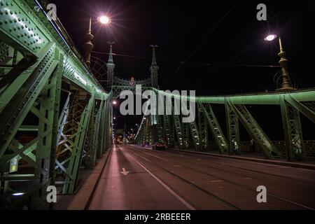 Die beleuchtete Freiheitsbrücke über der Donau zwischen Buda und Pest, Budapest, Ungarn Stockfoto