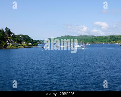 Sportboote, Segelboote, vor Anker in Oban Bay, Argyll und Bute, Schottland, Großbritannien. Stockfoto