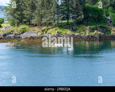 Zwei Personen in Kajaks an der Oban Bay Pass zwischen Oban und Kerrera, Inner Hebrides, Schottland, Großbritannien. Stockfoto