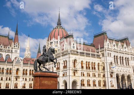 Die Reiterstatue von Ferenc II. Rakoczi vor dem Parlamentsgebäude in Budapest, Ungarn Stockfoto