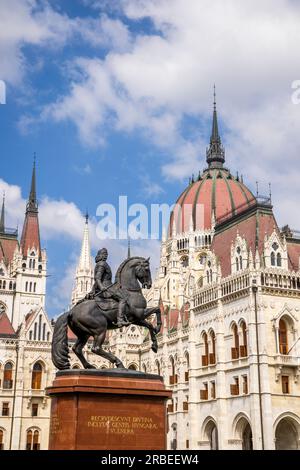 Die Reiterstatue von Ferenc II. Rakoczi vor dem Parlamentsgebäude in Budapest, Ungarn Stockfoto