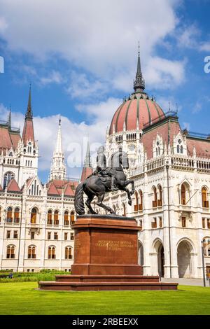 Die Reiterstatue von Ferenc II. Rakoczi vor dem Parlamentsgebäude in Budapest, Ungarn Stockfoto