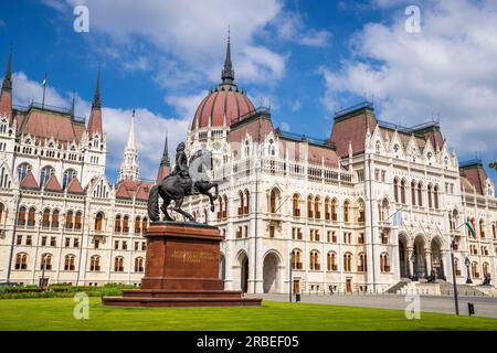 Die Reiterstatue von Ferenc II. Rakoczi vor dem Parlamentsgebäude in Budapest, Ungarn Stockfoto