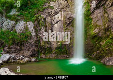 Ein wunderschöner, in den Bergen versteckter Wasserfall. Grigorcicev Slap im Soca-Tal, Slowenien Stockfoto