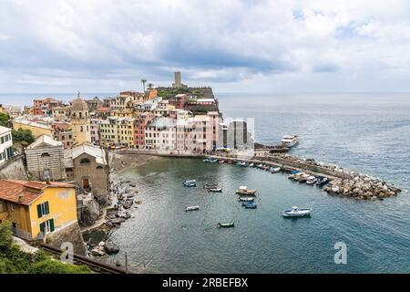 Aus der Vogelperspektive sehen Sie das Dorf Vernazza auf dem Wanderweg von Monterroso, einem der fünf Dörfer auf dem Wanderweg Cinque Terre, Italien Stockfoto