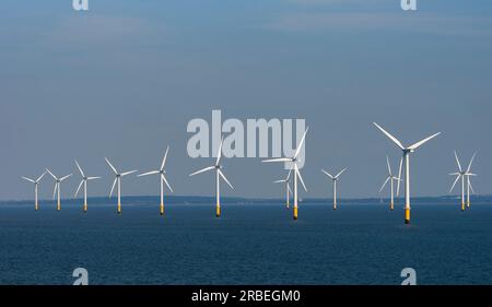 Burbo Bank, Liverpool Bay, England, Großbritannien. 8. Juni 2023 Von den Turbinen auf dem Burbo Windpark vor der britischen Küste aus gesehen. Stockfoto