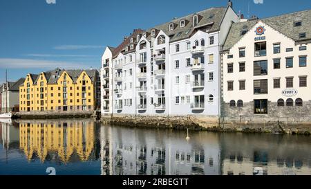 Symmetrische Stadthäuser und Gebäude mit der klaren Reflexion ihrer Architektur im sauberen Wasser des Kanals, der durch den Kanal führt Stockfoto