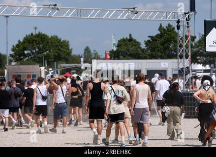 München, Deutschland. 09. Juli 2023. Festivalbesucher gehen zum Eingang des Rolling Loud Festivals in der Messe Riem. Auf dem großen Rap-Festival mit mehr als 40.000 Besuchern gab es zuvor Unruhen und Verletzungen. Kredit: Karl-Josef Hildenbrand/dpa/Alamy Live News Stockfoto