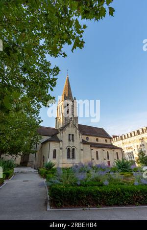 Außenansicht der Kirche Saint-Rémi in Maisons-Alfort, Frankreich, eine katholische Kirche aus dem 12. Jahrhundert mit ihren ältesten Teilen Stockfoto