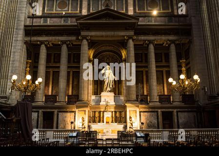 Jesus-Altar in der Kirche La Madeleine, erbaut Anfang des 19. Jahrhunderts im neoklassischen Stil eines römischen Tempels, Paris, Frankreich Stockfoto