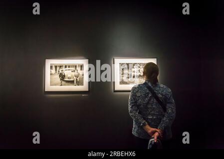 Elliott Erwitt Retrospektive im Maillol Museum, einem Kunstmuseum, das dem Werk des französischen Bildhauers Aristide Maillol gewidmet ist. Paris, Frankreich Stockfoto