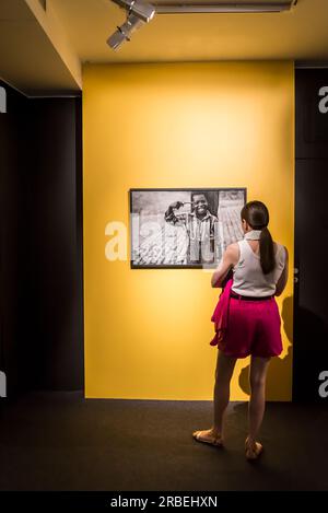 Elliott Erwitt Retrospektive im Maillol Museum, einem Kunstmuseum, das dem Werk des französischen Bildhauers Aristide Maillol gewidmet ist. Paris, Frankreich Stockfoto