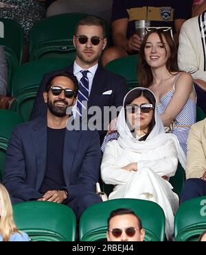 Asser Malik, Malala Yousafzai, Cameron Fuller und Phoebe Dynevor auf den Tribünen am 7. Tag der Wimbledon-Meisterschaft 2023 im All England Lawn Tennis and Croquet Club in Wimbledon. Foto: Sonntag, 9. Juli 2023. Stockfoto