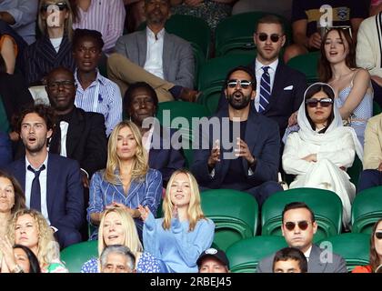 Asser Malik, Malala Yousafzai, Cameron Fuller, Phoebe Dynevor, Sienna Miller, Oli Green und Lila Moss auf den Tribünen am 7. Tag der Wimbledon Championships 2023 im All England Lawn Tennis and Croquet Club in Wimbledon. Foto: Sonntag, 9. Juli 2023. Stockfoto