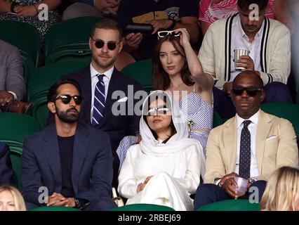 Asser Malik, Malala Yousafzai, Cameron Fuller und Phoebe Dynevor auf den Tribünen am 7. Tag der Wimbledon-Meisterschaft 2023 im All England Lawn Tennis and Croquet Club in Wimbledon. Foto: Sonntag, 9. Juli 2023. Stockfoto