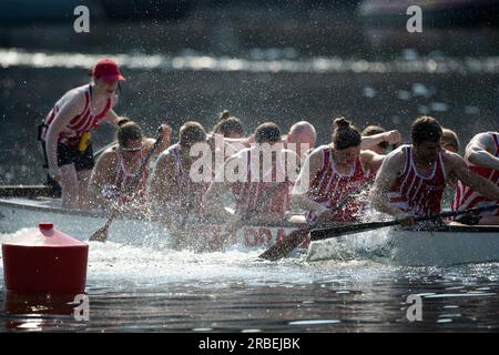 Das Boot von Roter Drache Muelheim, Action, Spielfilm, Randmotive, symbolisches Foto, Letztes Drachenboot gemischt, Kanu-Parallelsprint, Kanu-Wettbewerbe am 9. Juli 2023 in Duisburg/Deutschland. Das Finale 2023 Rhein-Ruhr von 06,07 bis 09.07.2023 Stockfoto