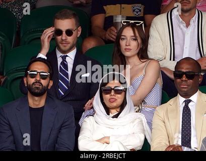 Asser Malik, Malala Yousafzai, Cameron Fuller und Phoebe Dynevor auf den Tribünen am 7. Tag der Wimbledon-Meisterschaft 2023 im All England Lawn Tennis and Croquet Club in Wimbledon. Foto: Sonntag, 9. Juli 2023. Stockfoto