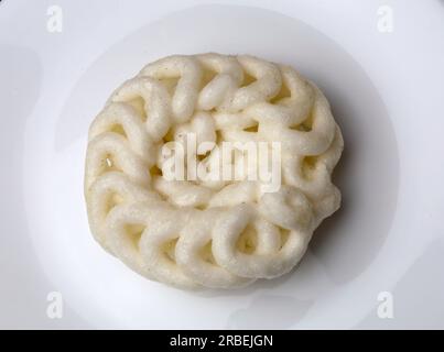 Kerupuk putih oder Kerupuk kaleng sind traditionelle indonesische Cracker, isoliert auf weißem Hintergrund - weiße Cracker aus indonesien Stockfoto