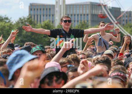 Glasgow, Großbritannien. 09. Juli 2023. Musikfans genießen das sonnige Wetter beim TRNSMT Music Festival in Glasgow Green, Glasgow, Großbritannien. Dieses jährliche Festival hat am letzten Tag 50.000 Fans zu sich genommen. Kredit: Findlay/Alamy Live News Stockfoto