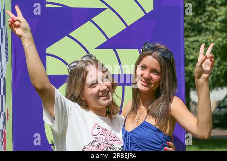 Glasgow, Großbritannien. 09. Juli 2023. Musikfans genießen das sonnige Wetter beim TRNSMT Music Festival in Glasgow Green, Glasgow, Großbritannien. Dieses jährliche Festival hat am letzten Tag 50.000 Fans zu sich genommen. Kredit: Findlay/Alamy Live News Stockfoto