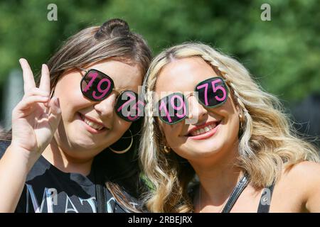 Glasgow, Großbritannien. 09. Juli 2023. Musikfans genießen das sonnige Wetter beim TRNSMT Music Festival in Glasgow Green, Glasgow, Großbritannien. Dieses jährliche Festival hat am letzten Tag 50.000 Fans zu sich genommen. Kredit: Findlay/Alamy Live News Stockfoto