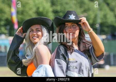 Glasgow, Großbritannien. 09. Juli 2023. Musikfans genießen das sonnige Wetter beim TRNSMT Music Festival in Glasgow Green, Glasgow, Großbritannien. Dieses jährliche Festival hat am letzten Tag 50.000 Fans zu sich genommen. Kredit: Findlay/Alamy Live News Stockfoto