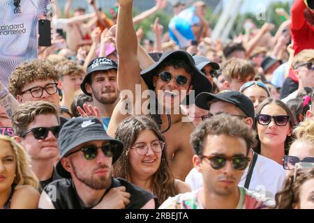 Glasgow, Großbritannien. 09. Juli 2023. Musikfans genießen das sonnige Wetter beim TRNSMT Music Festival in Glasgow Green, Glasgow, Großbritannien. Dieses jährliche Festival hat am letzten Tag 50.000 Fans zu sich genommen. Kredit: Findlay/Alamy Live News Stockfoto