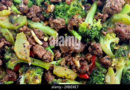 Nahaufnahme von köstlichem gebratenem Brokkoli mit Hackfleisch Stockfoto