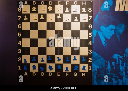 Tartu, Estland - 11. Juni 2023: Magnetisches Schachbrett an einer Wand. Lernen und Schachunterricht. Intellektuelle Spielerziehung. Stockfoto