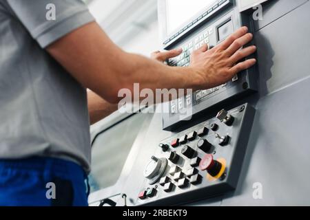 Fertigungsarbeiter Programmierung industrielle CNC-Werkzeugmaschinen Stockfoto