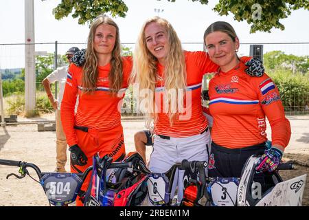 BESANCON, FRANKREICH - JULI 9: Michelle Wissing (Niederlande), Manon Veenstra (Niederlande) und Merel Smulders (Niederlande) posieren vor dem Finale des Frauen-Team-Zeittests am 3. Tag der UEC-BMX-Europameisterschaft 2023 beim Complexe sportif du Rosemont am 9. Juli. 2023 in Besancon, Frankreich (Foto: Rene Nijhuis/BSR Agency) Stockfoto