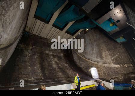 Der 1.200-Tonnen-Bascule mit einem 400-Tonnen-Gegengewicht auf einer Seite der Tower Bridge Stockfoto