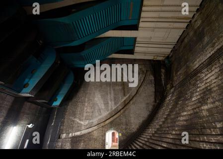 Der 1.200-Tonnen-Bascule mit einem 400-Tonnen-Gegengewicht auf einer Seite der Tower Bridge Stockfoto