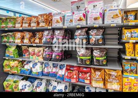 Italien - 22. Juni 2023: Trockenfutter für Hunde in Packungen verschiedener Typen und Marken zum Verkauf in Regalen des italienischen Supermarkts Stockfoto