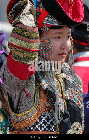 Ulaanbaatar, Mongolei - 8. Juli 2023: Mongolische Frau in traditionellem Kostüm am Sukhbaatar-Platz in Ulaanbaatar, Mongolei. Stockfoto