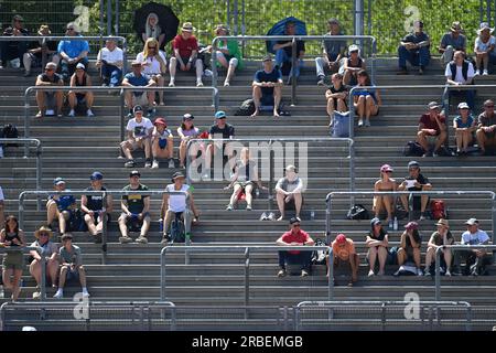 Kassel, Deutschland. 08. Juli 2023. Leichtathletik: Deutsche Meisterschaft in der Auestadion. Zuschauer auf der Tribüne. Kredit: Swen Pförtner/dpa/Alamy Live News Stockfoto