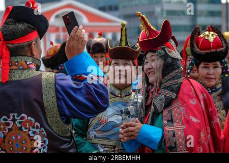 Ulaanbaatar, Mongolei - 8. Juli 2023: Mongolische Frauen in traditionellen Kostümen am Sukhbaatar-Platz in Ulaanbaatar, Mongolei. Stockfoto