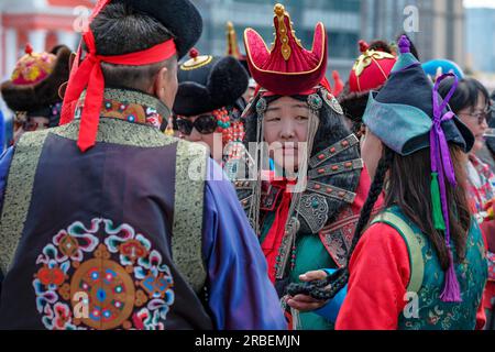 Ulaanbaatar, Mongolei - 8. Juli 2023: Mongolische Frauen in traditionellen Kostümen am Sukhbaatar-Platz in Ulaanbaatar, Mongolei. Stockfoto