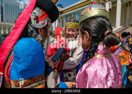 Ulaanbaatar, Mongolei - 8. Juli 2023: Mongolische Frauen in traditionellen Kostümen am Sukhbaatar-Platz in Ulaanbaatar, Mongolei. Stockfoto
