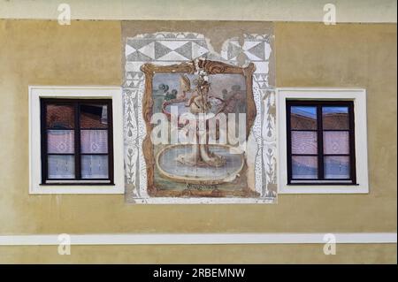 Neuberg, Steiermark, Österreich. 30. Juni 2023. Sonnenuhr im Innenhof der Gemeinde Neuberg Stockfoto