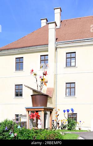 Neuberg, Steiermark, Österreich. 30. Juni 2023. Kaiserhof-Glasfabrik im ehemaligen Zisterskloster Neuberg Stockfoto