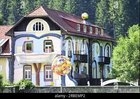 Neuberg, Steiermark, Österreich. 30. Juni 2023. Gebäude im Friedensreich Hundertwasser noch in Neuberg Stockfoto